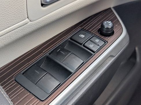 Used 2023 Toyota Sienna XLE image 19