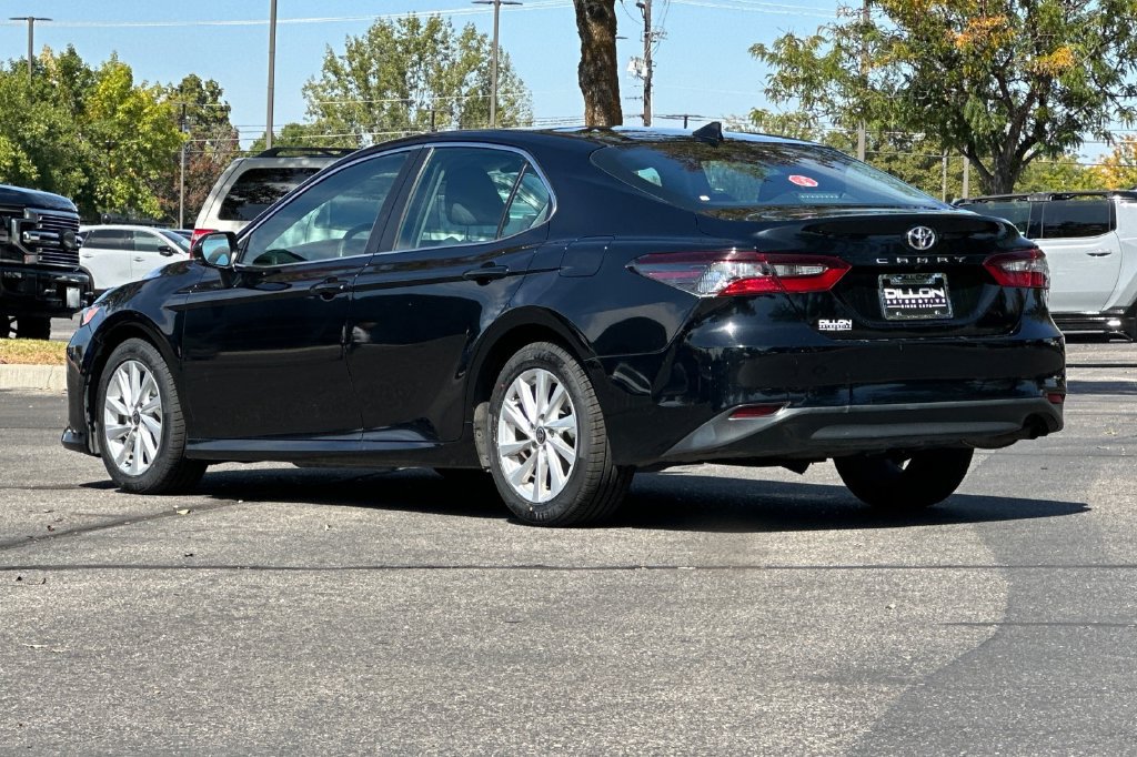 Used 2021 Toyota Camry LE FWD image 5