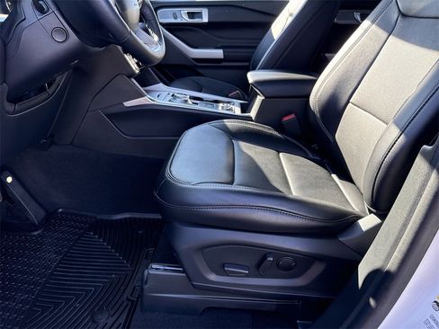 Used 2024 Ford Explorer Limited w/ Equipment Group 301A image 9