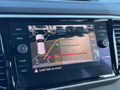 Certified 2022 Volkswagen Atlas Cross Sport SE w/ Panoramic Sunroof Package FWD image 28