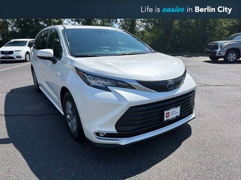 Certified 2021 Toyota Sienna XLE AWD/4WD image 1