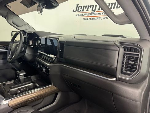 Used 2025 Chevrolet Silverado 1500 LT Trail Boss w/ Convenience Package II AWD/4WD image 34