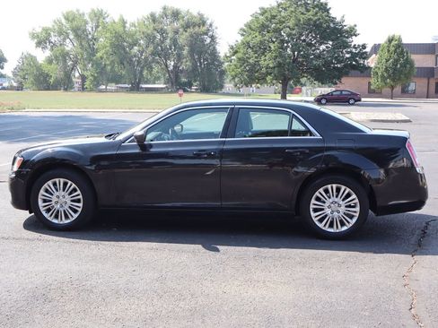 Used 2013 Chrysler 300 AWD w/ Driver Convenience Group image 9