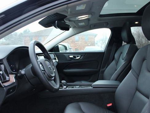 Used 2025 Volvo V60 B5 Cross Country Plus image 13