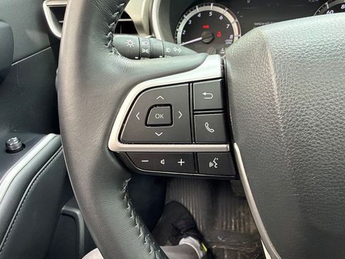Used 2025 Toyota Highlander XLE AWD/4WD image 13