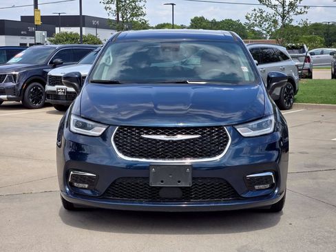 Used 2023 Chrysler Pacifica Touring-L FWD image 11
