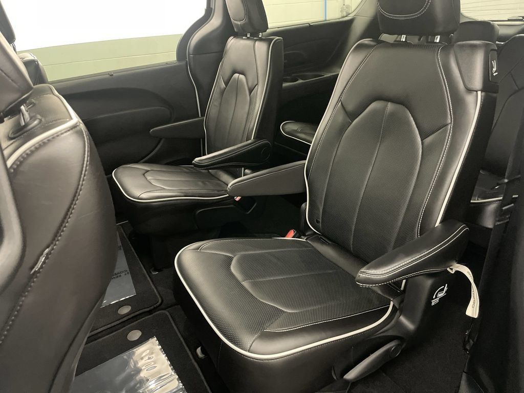 Used 2025 Chrysler Pacifica Limited w/ Trailer Tow Group AWD/4WD image 19
