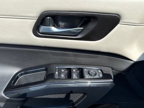 Used 2022 Nissan Pathfinder SV AWD/4WD image 5