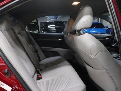 Used 2018 Toyota Camry SE FWD image 19