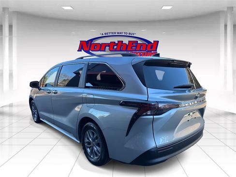 Used 2024 Toyota Sienna XLE image 5