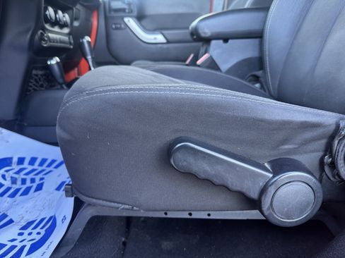 Used 2015 Jeep Wrangler Unlimited Rubicon w/ Connectivity Group image 11