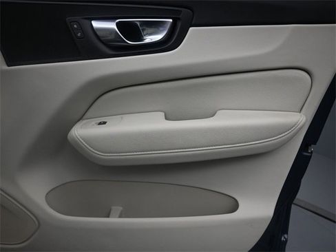 Used 2022 Volvo XC60 B5 Momentum w/ Climate Package image 31