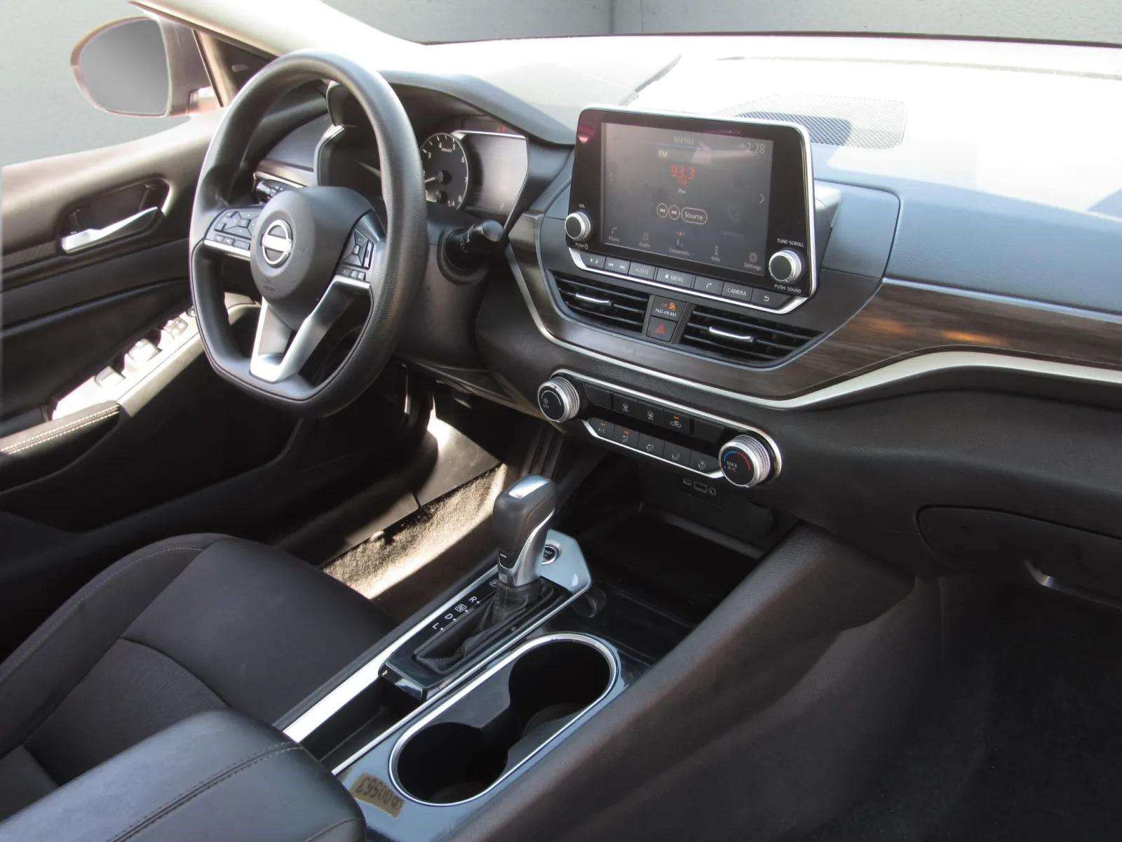 Used 2024 Nissan Altima 2.5 SV FWD image 9