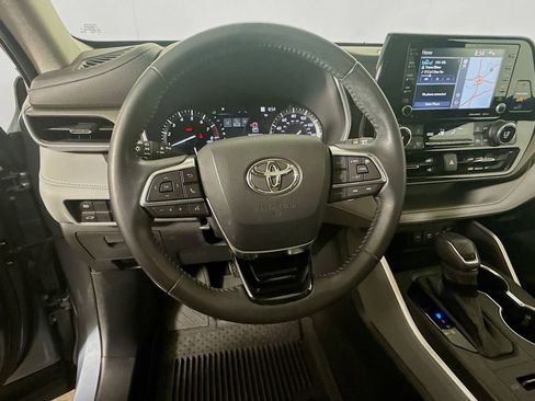 Certified 2021 Toyota Highlander XLE AWD/4WD image 12