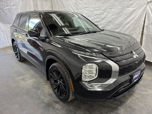 Used 2023 Mitsubishi Outlander SE Black Edition AWD/4WD image 2