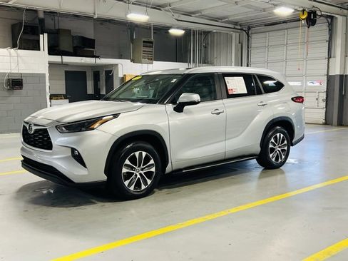 Used 2023 Toyota Highlander XLE image 17