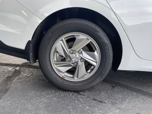 Used 2025 Hyundai Elantra SE FWD image 31