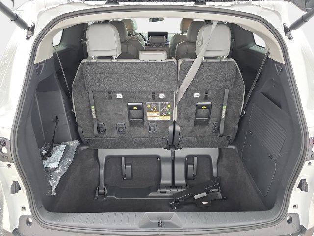 Used 2025 Toyota Sienna XLE FWD image 32