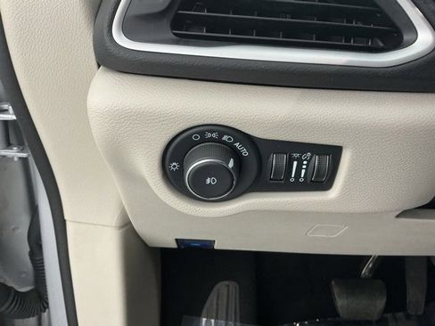 Used 2024 Chrysler Pacifica Touring-L image 24