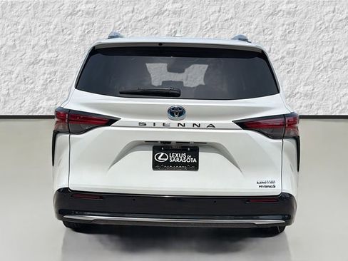 Used 2022 Toyota Sienna Limited FWD image 4