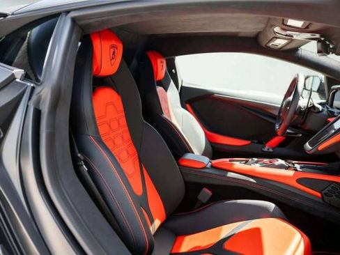 Used 2025 Lamborghini Revuelto AWD/4WD image 10