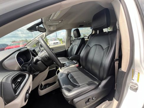 Used 2023 Chrysler Pacifica Touring-L FWD image 10