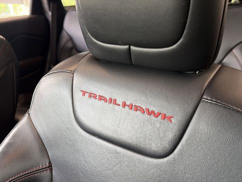 Used 2016 Jeep Cherokee Trailhawk w/ Comfort/Convenience Group AWD/4WD image 19
