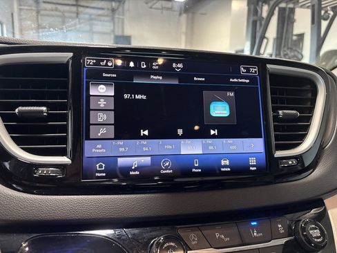 Used 2024 Chrysler Pacifica Touring-L image 3