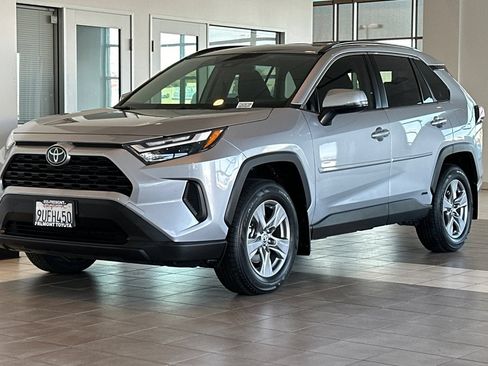 Certified 2025 Toyota RAV4 LE AWD/4WD image 8