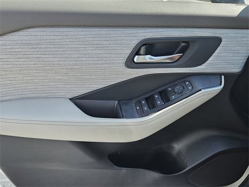 Used 2023 Nissan Rogue SV image 27