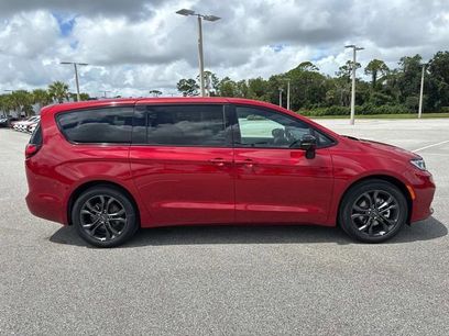 New 2026 Chrysler Pacifica Select