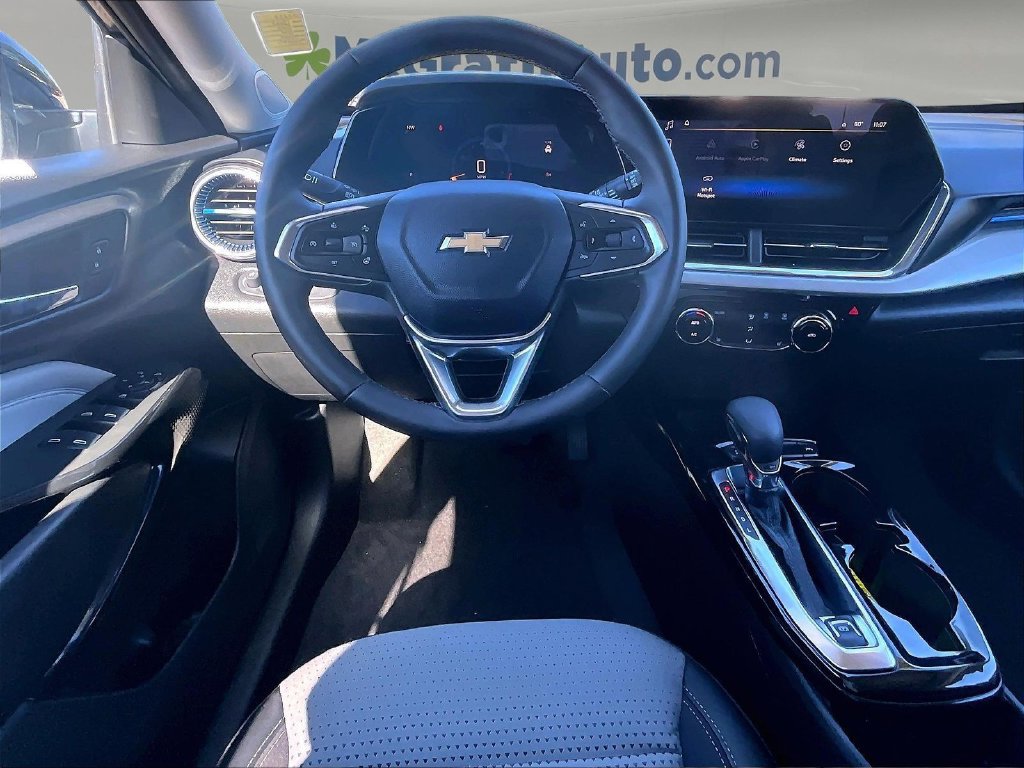 Used 2025 Chevrolet Trax LT FWD image 10