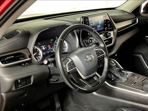 Used 2022 Toyota Highlander XLE image 13