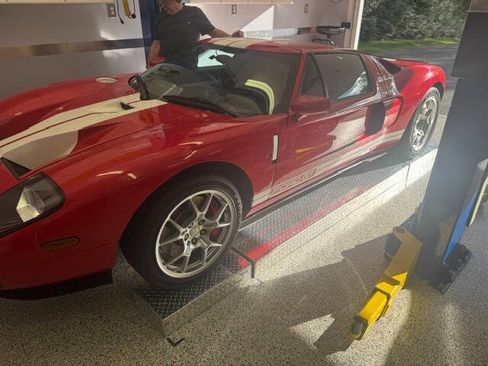 Used 2005 Ford GT RWD image 13
