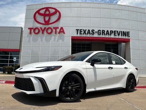 New 2026 Toyota Camry Hybrid FWD image 2