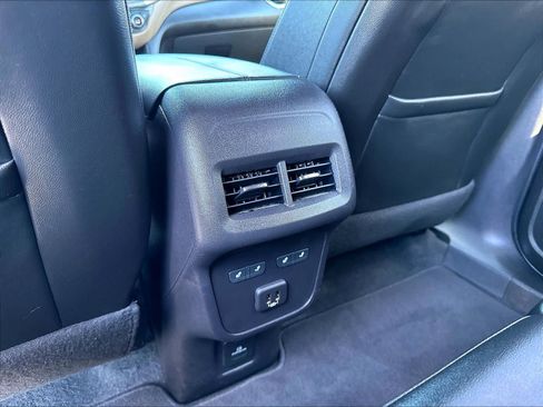 Used 2024 Chevrolet Equinox Premier AWD/4WD image 38