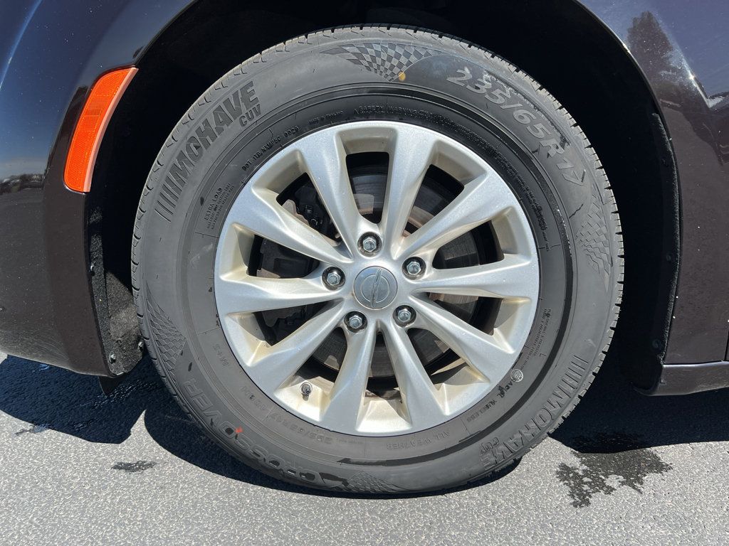 Used 2017 Chrysler Pacifica Touring-L FWD image 36
