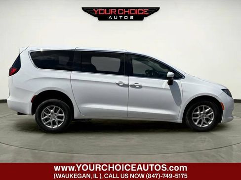Used 2022 Chrysler Voyager LX FWD image 7