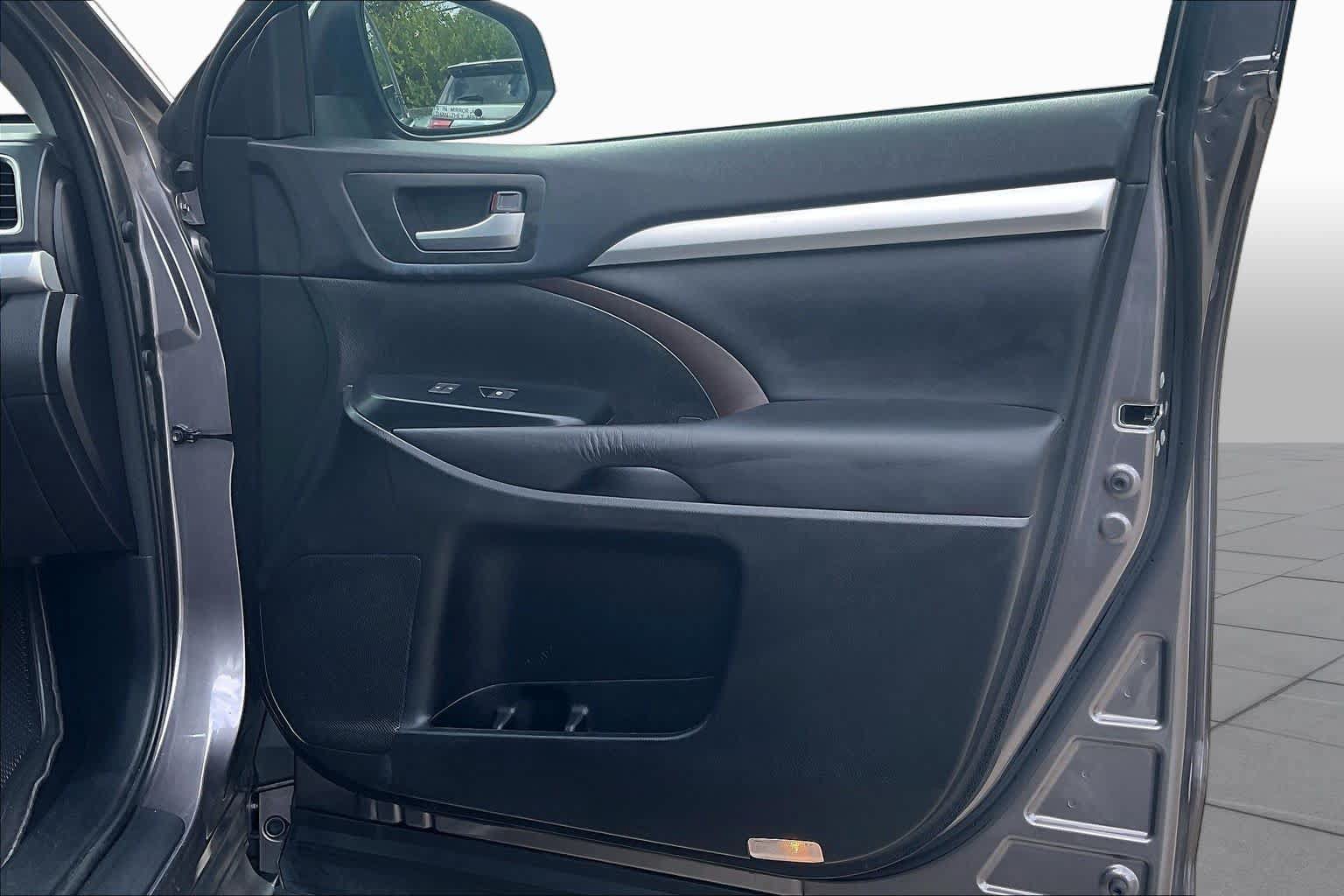 Used 2016 Toyota Highlander XLE FWD image 22