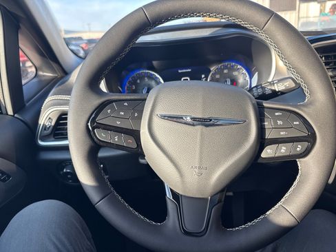 New 2026 Chrysler Pacifica Limited w/ Uconnect Theater Family Group image 16