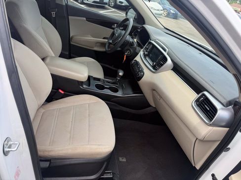 Used 2019 Kia Sorento FWD image 14