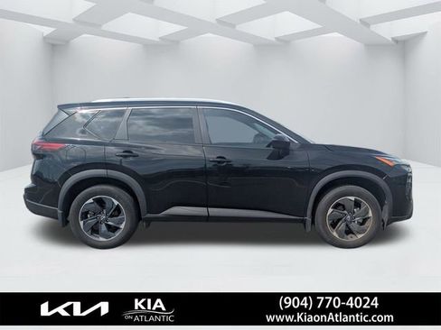 Used 2024 Nissan Rogue SV w/ SV Premium Package image 2