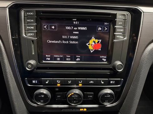 Used 2018 Volkswagen Passat 2.0T R-Line image 30