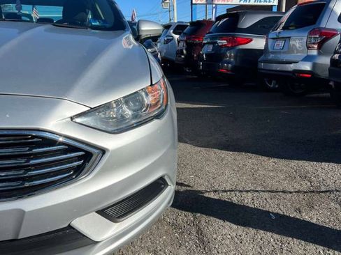 Used 2017 Ford Fusion SE w/ Fusion SE Technology Package image 4