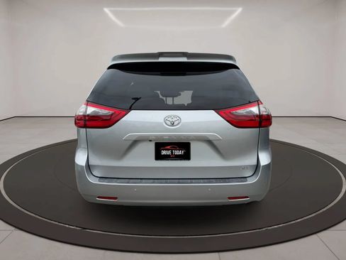 Used 2020 Toyota Sienna XLE w/ XLE Navigation Package FWD image 4