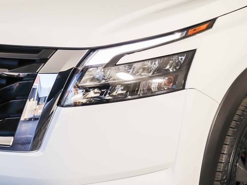 Used 2024 Nissan Pathfinder SV image 4