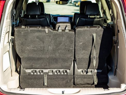 Used 2023 Chrysler Pacifica Touring-L image 5