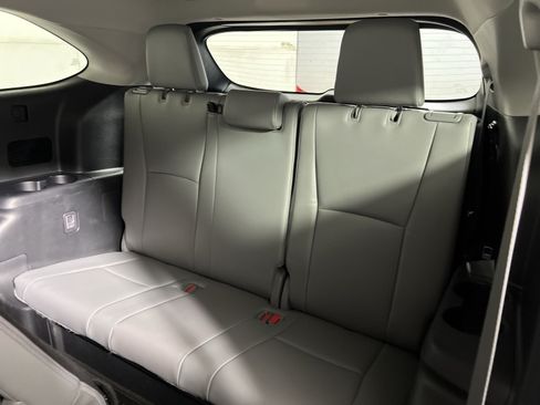 Used 2023 Toyota Highlander XLE FWD image 25