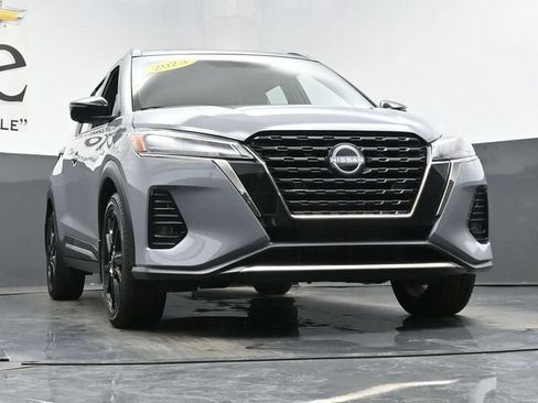 Used 2023 Nissan Kicks SR w/ SR Premium Package FWD image 3