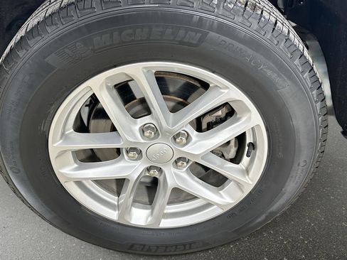 Used 2023 Jeep Grand Cherokee L Laredo image 38